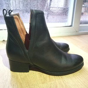 Jeffrey Campbell Muskrat Boots 8.5 Cut Out Ankle
